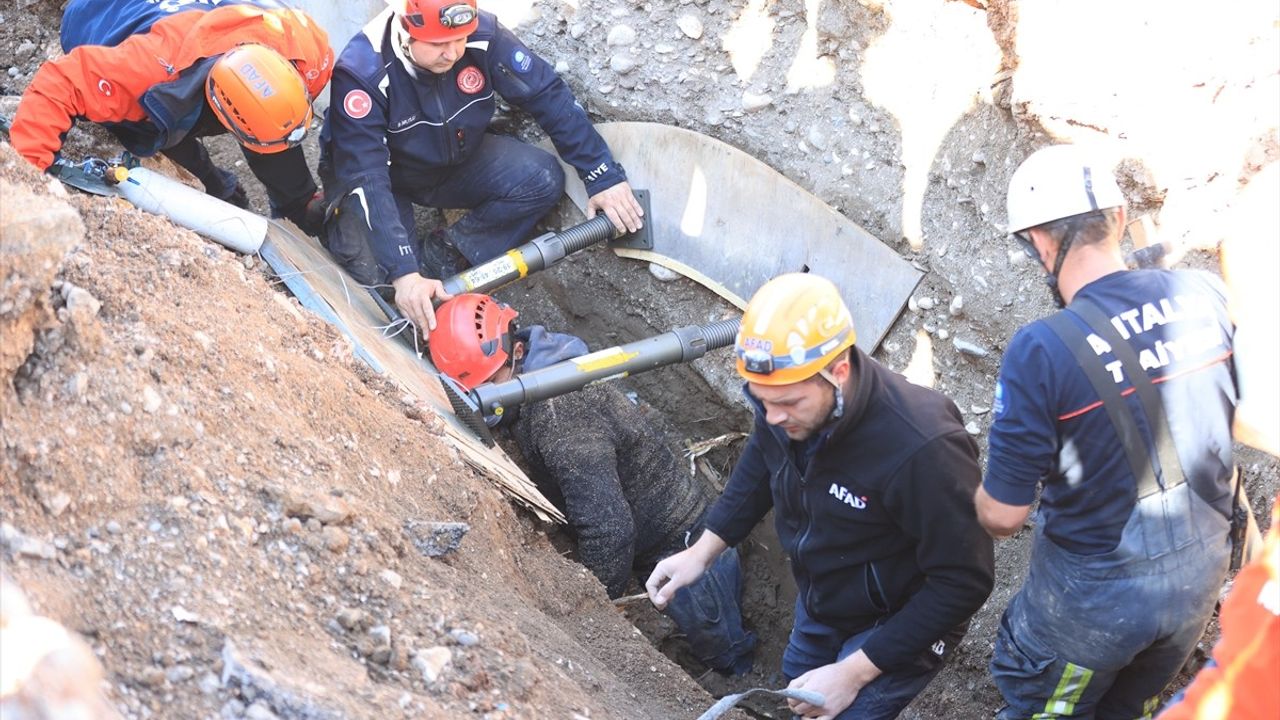 Antalya'da Kanalizasyon Çalışması Sırasında Göçük: İşçi Kurtarıldı