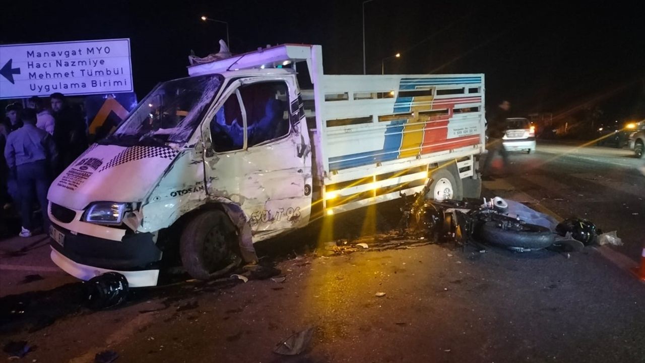 Antalya'da Motosiklet-Kamyonet Çarpışması: 1 Ölü, 2 Yaralı