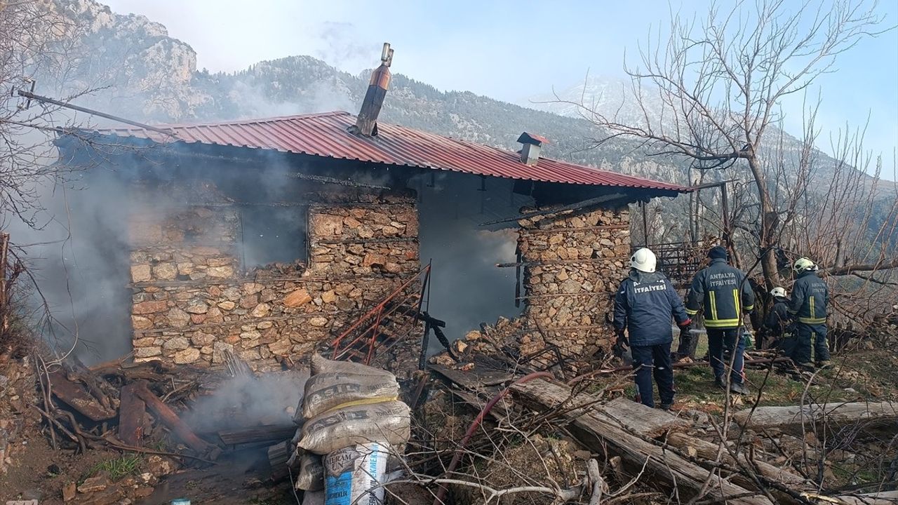 Antalya'da Müstakil Evde Yangın: 75 Yaşındaki Kadın Kurtarıldı