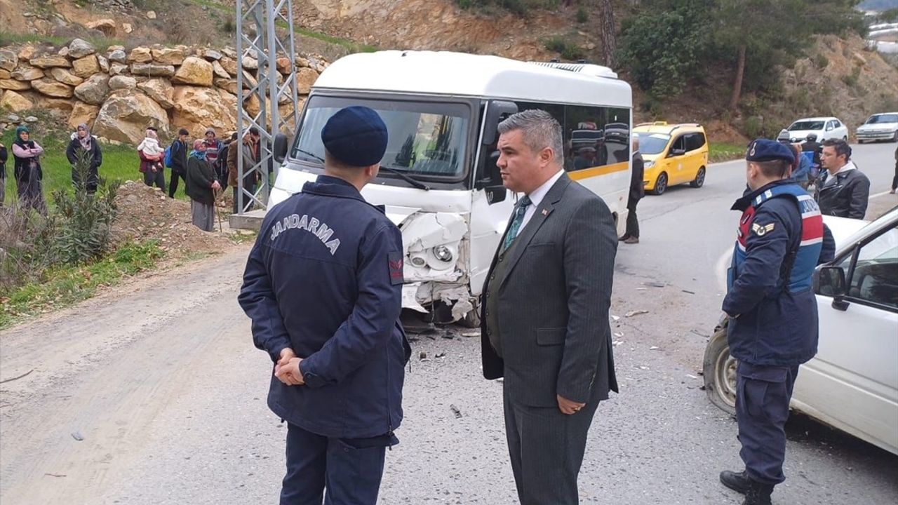 Antalya'da Öğrenci Servisi ile Kamyonet Çarpıştı: 24 Yaralı