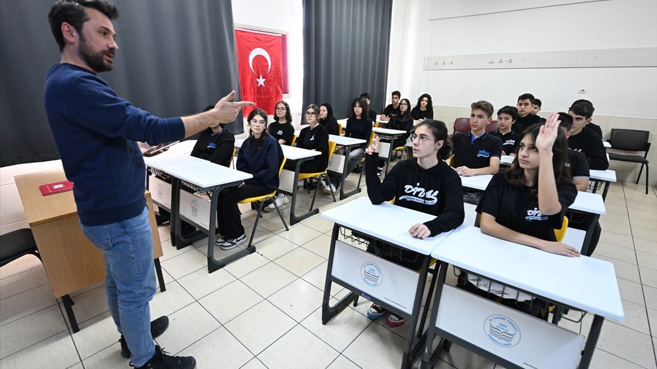 Antalya'da Öğrenciler, Türkiye'nin İlk Uzay Misyonunu Anlatan Belgeseli İzledi