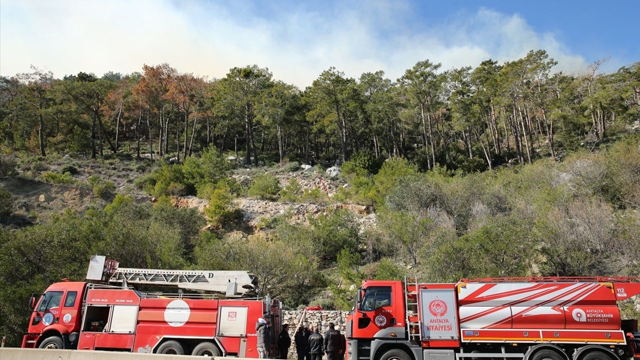 Antalya'da Orman Yangınına Mücadele Başlatıldı