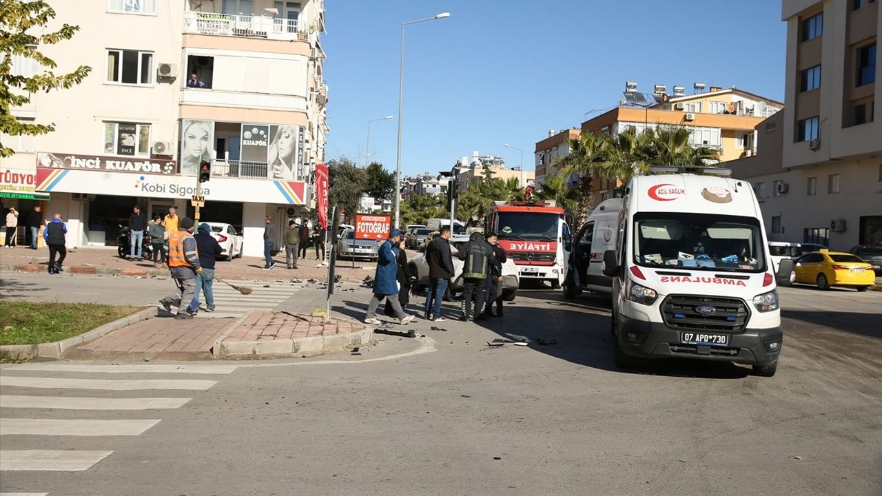 Antalya'da Otomobil Kazası: 3 Yaralı