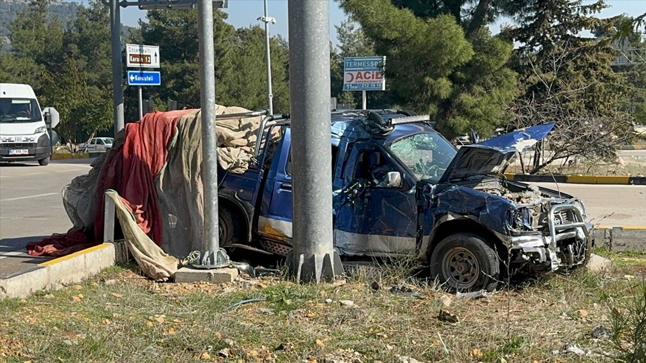 Antalya'da Pikap ve Otomobil Çarpıştı