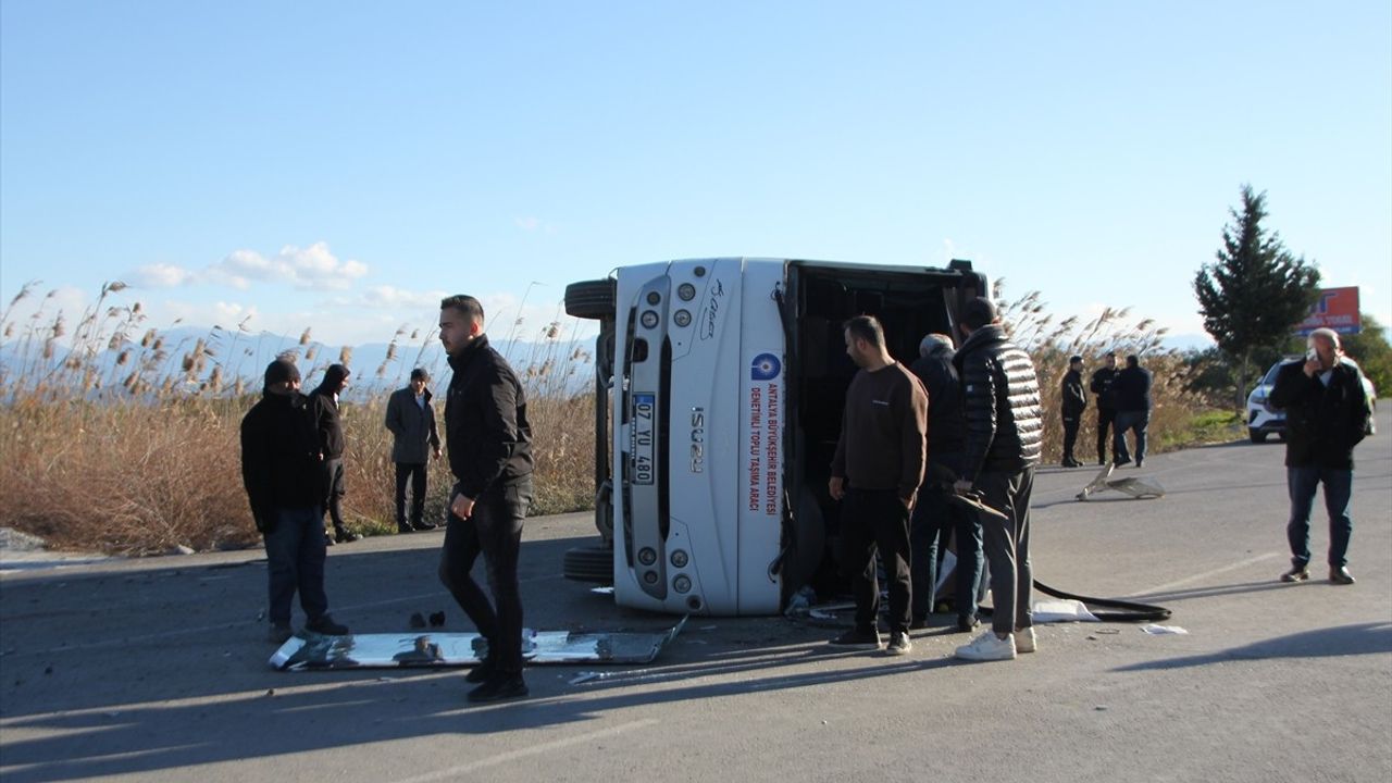 Antalya'da Trafik Kazası: 2 Yaralı