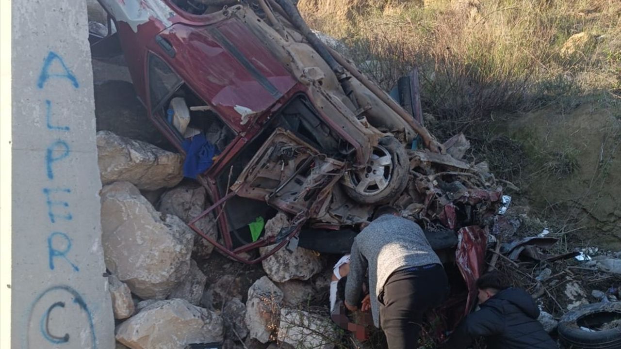 Antalya'da Trafik Kazası: Sürücü Ağır Yaralandı