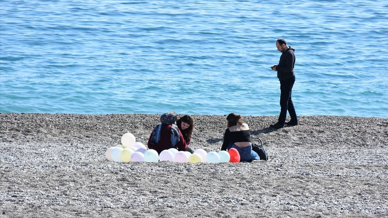 Antalya Sahillerinde Güneşli Hava Keyfi