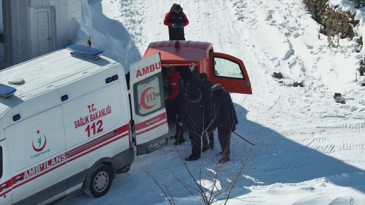 Ardahan'da Mahsur Kalan Hasta Paletli Araçla Kurtarıldı