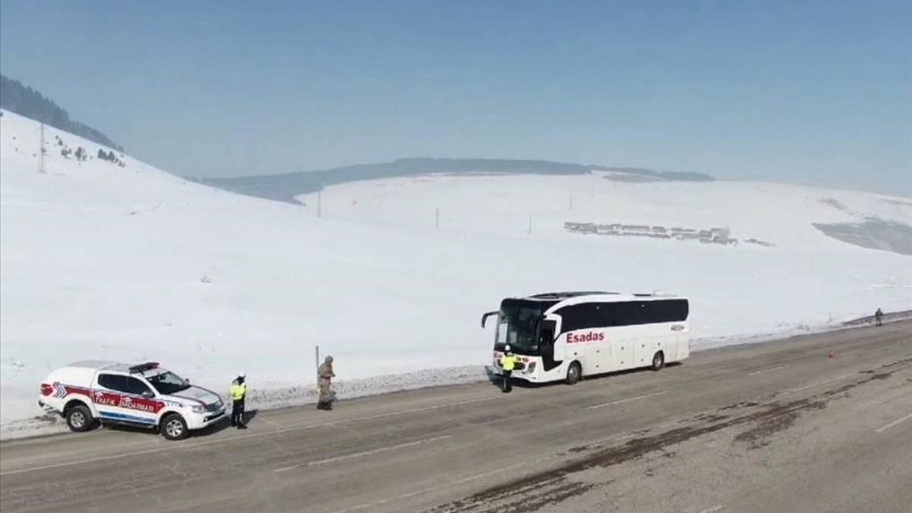 Ardahan'da Sivil Jandarma Ekipleri Otobüs Denetimi Yapıyor