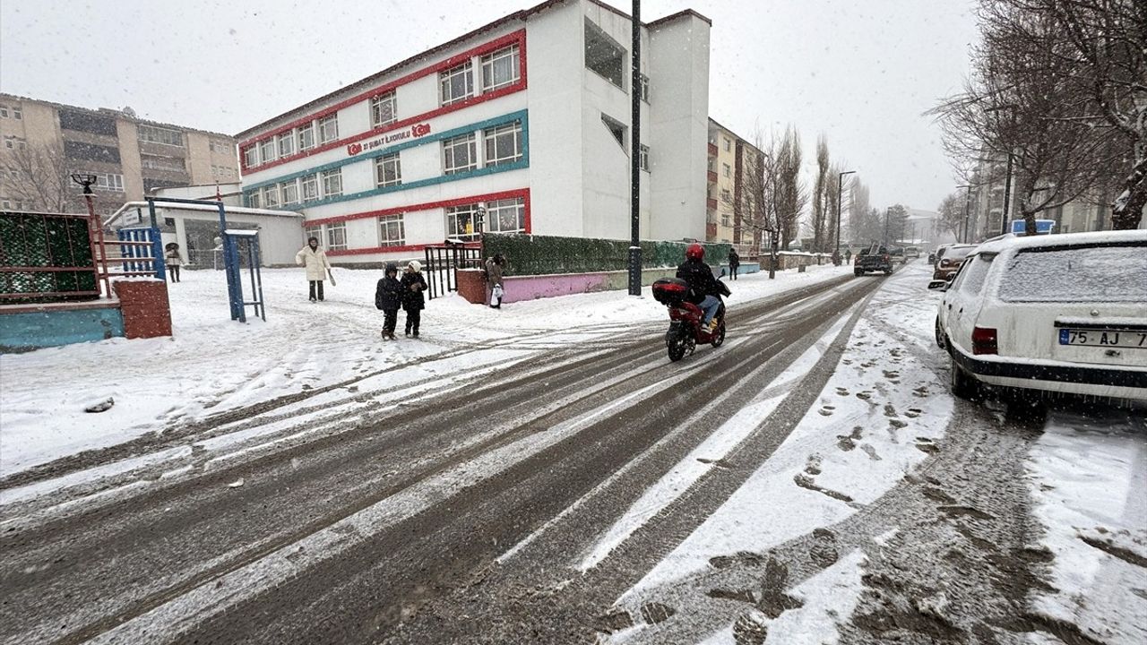 Ardahan-Şavşat ve Damal-Posof-Türkgözü Yolu Ağır Araçlara Kapandı