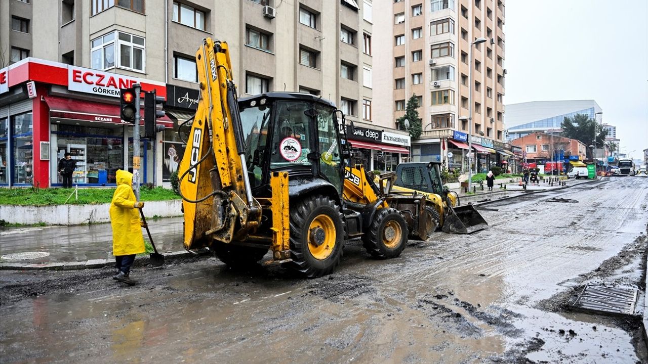 Ataşehir'de Asfaltlama Gecikti, Esnaf Mağdur Oldu