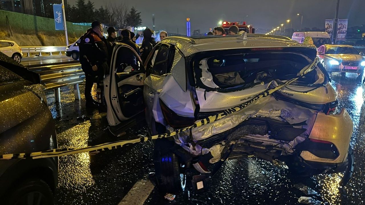 Ataşehir'de Zincirleme Trafik Kazası: 1 Ölü, 2 Yaralı