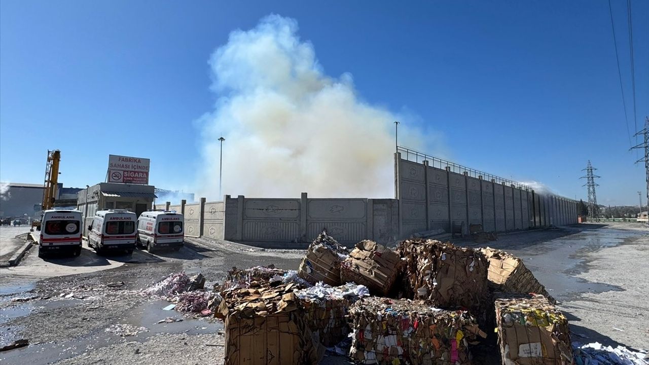 Aydın'da Kağıt Fabrikasındaki Yangına Müdahale Devam Ediyor