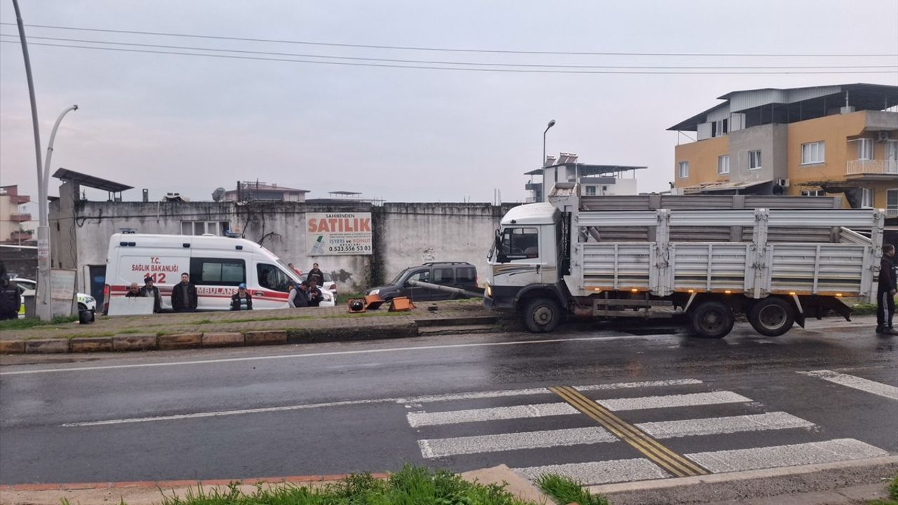 Aydın'da Kamyon Sinyalizasyon Direğini Devirdi, Bir Yaya Yaralandı