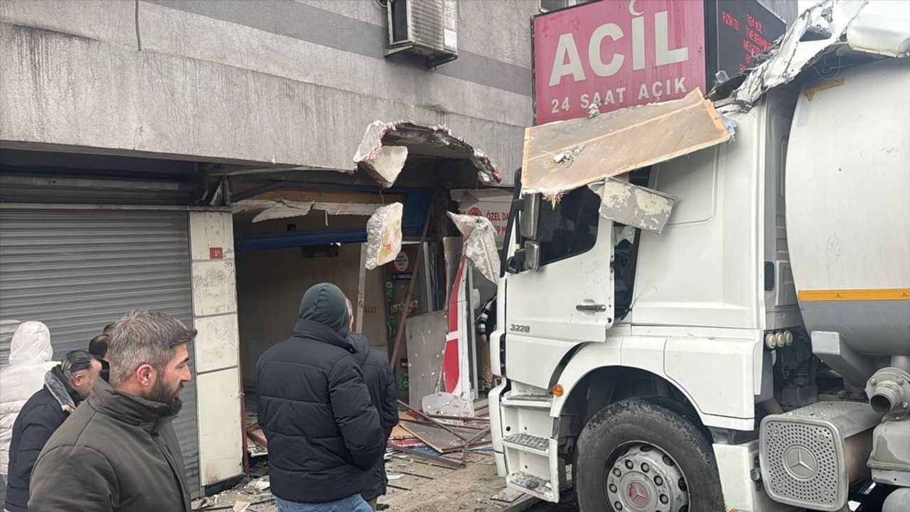 Başakşehir'de Su Tankeri Tıp Merkezinin Bulunduğu Bina ile Çarpıştı