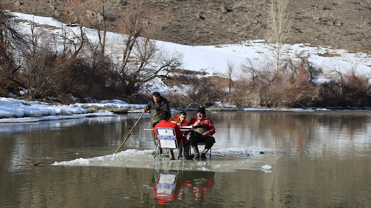 Bayburt'ta Amatör Balıkçılar Buz Kütlesinde Eğlence Yaptı