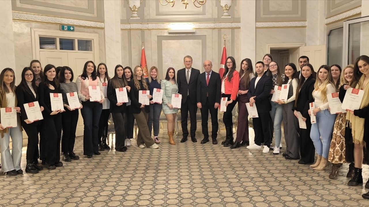 Belgrad'da Türkçe Kursiyerlerine Sertifika Takdimi