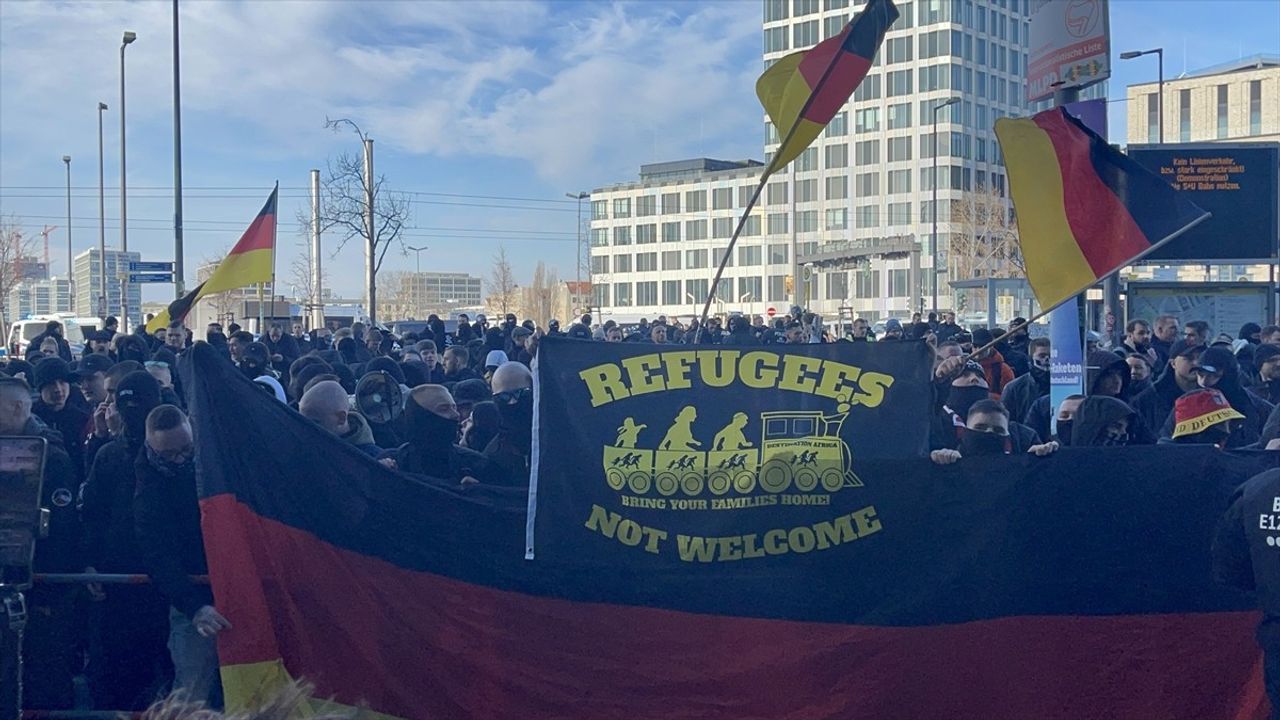 Berlin’de Neonazi Yürüyüşü: Gerilim Dolu Anlar