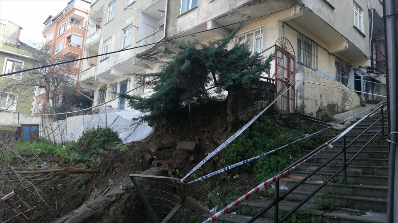 Beyoğlu'nda İstinat Duvarı Çöktü, Hasar Tespit Çalışmaları Başladı