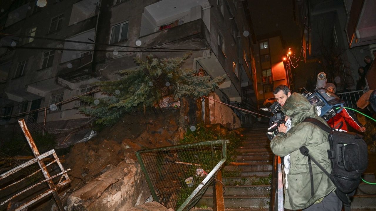 Beyoğlu'nda İstinat Duvarı Çöktü: İki Bina Tahliye Edildi