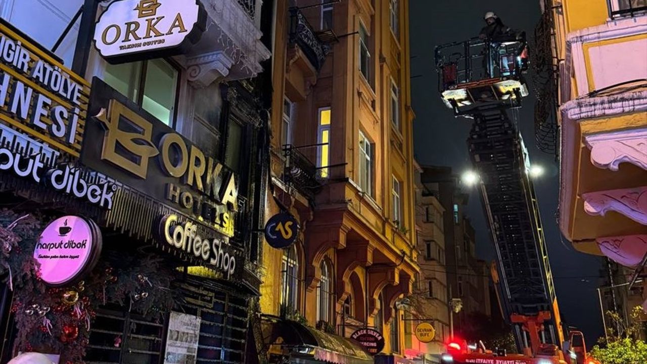 Beyoğlu'nda Otel Yangını Kontrol Altına Alındı