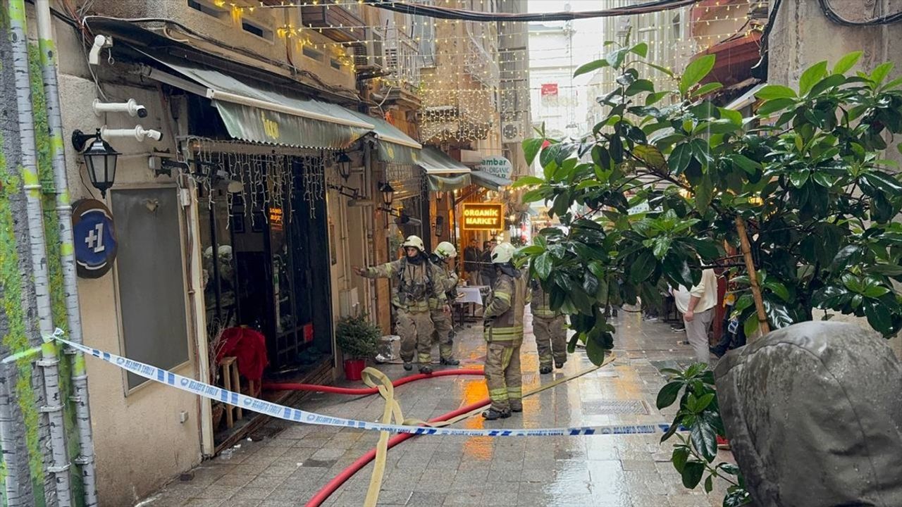 Beyoğlu'nda Restoranda Yangın Kontrol Altına Alındı
