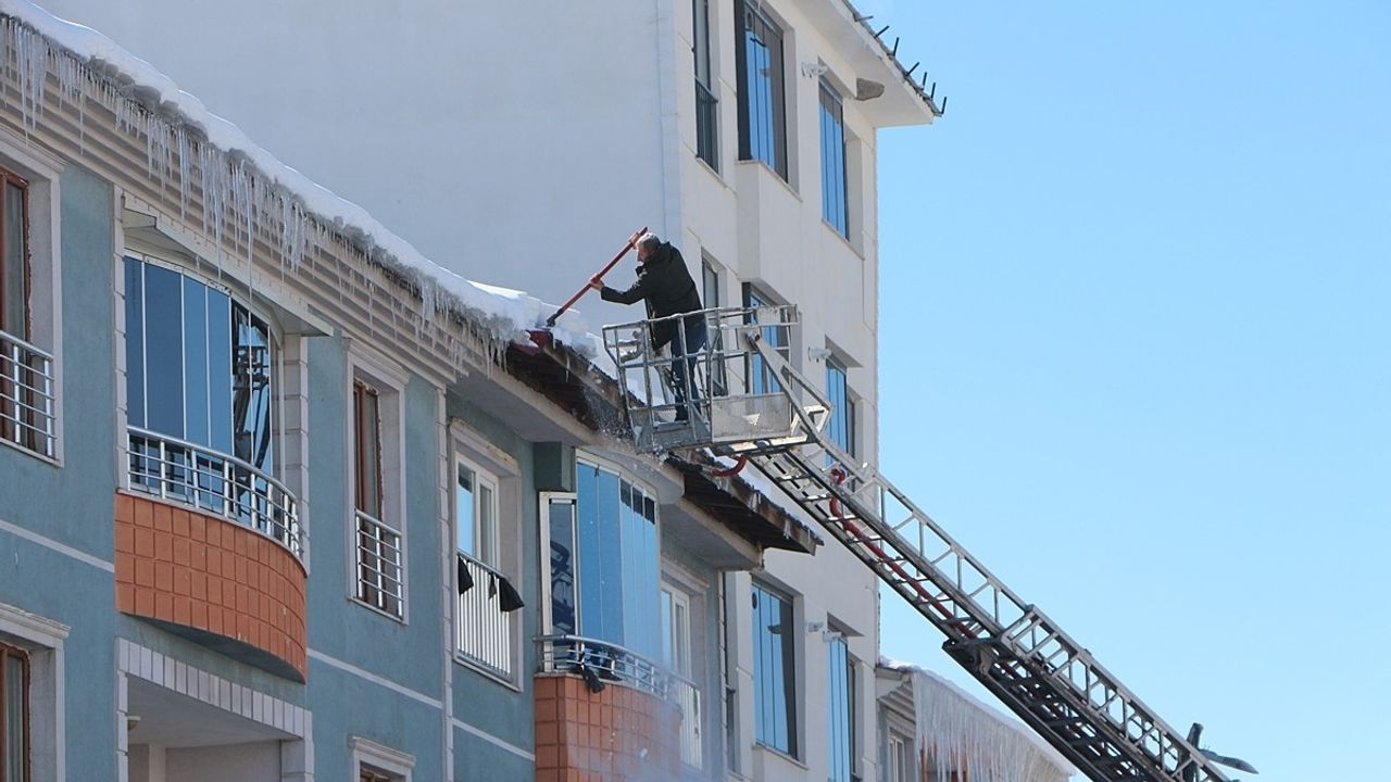 Bingöl'de Buz Sarkıtları Kırılıyor