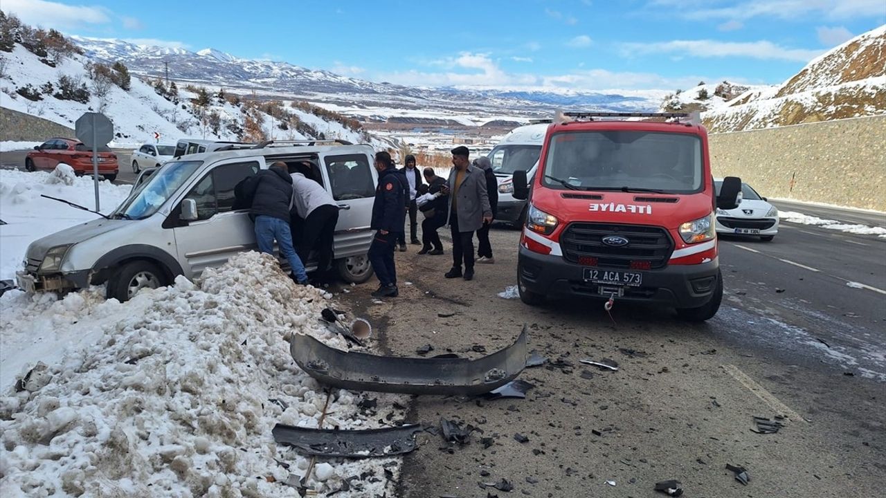 Bingöl'de Trafik Kazası: 4 Yaralı