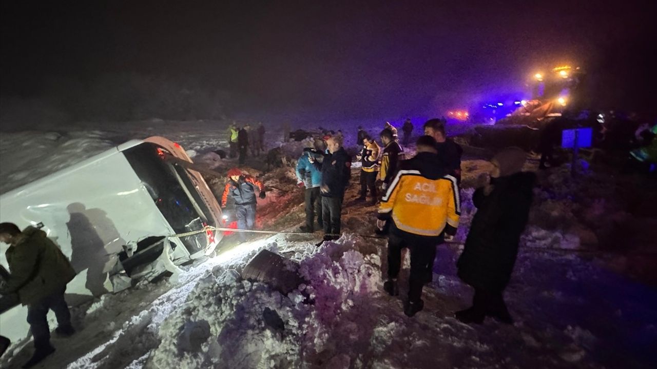 Bingöl'de Yolcu Otobüsü Şarampole Devrildi