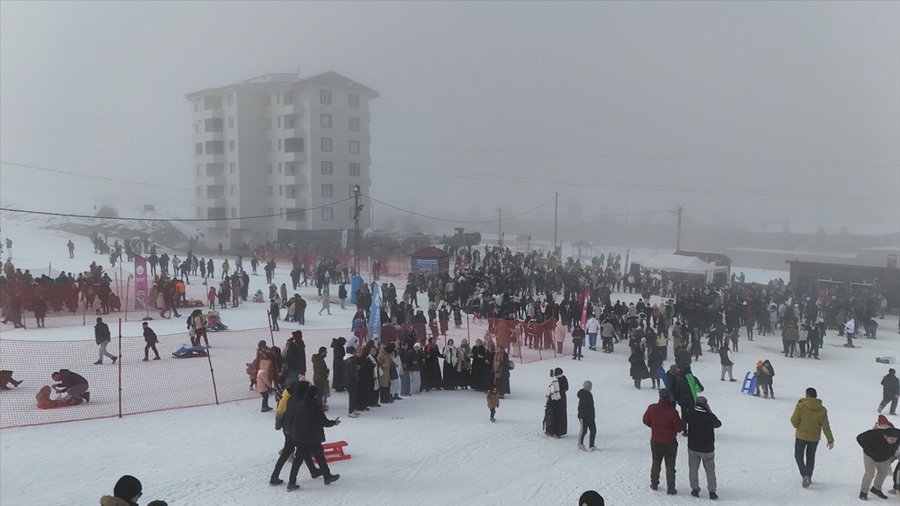 Bitlis'te 4. Geleneksel Meşaleli Kayak Festivali ve Müzik Şöleni Coşkusu