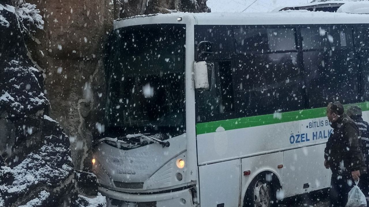 Bitlis'te Halk Otobüsü Kaza Yaptı: 4 Yaralı
