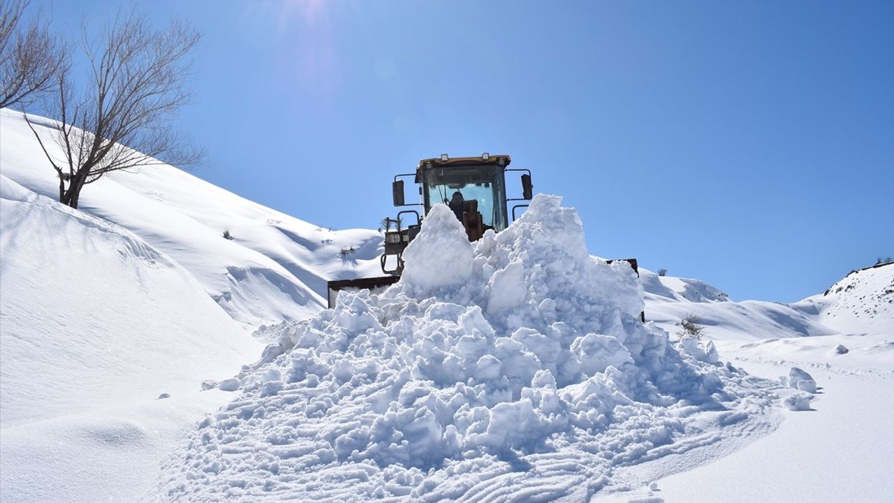 Bitlis'te Kapağı Kaldırılan Köy Yolları için Çalışmalar Devam Ediyor