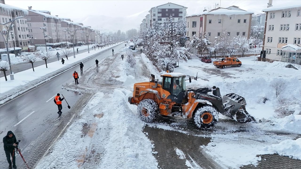 Bitlis'te Kar Sonrası Yol Açma Çalışmaları Devam Ediyor