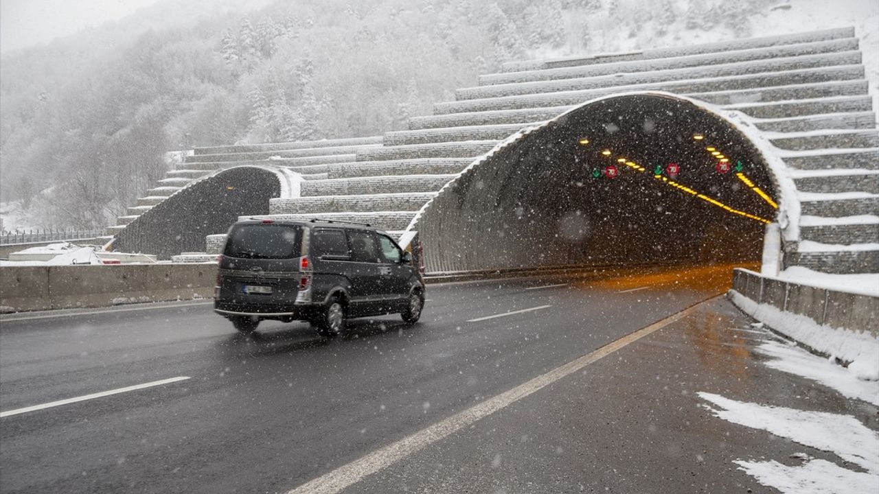 Bolu Dağı'nda Kar Yağışı Etkili Olmaya Devam Ediyor