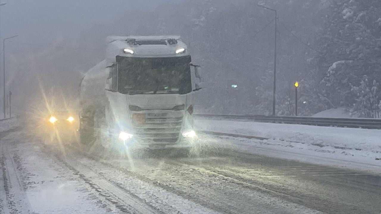 Bolu Dağı'nda Kar Yağışı Sürüyor