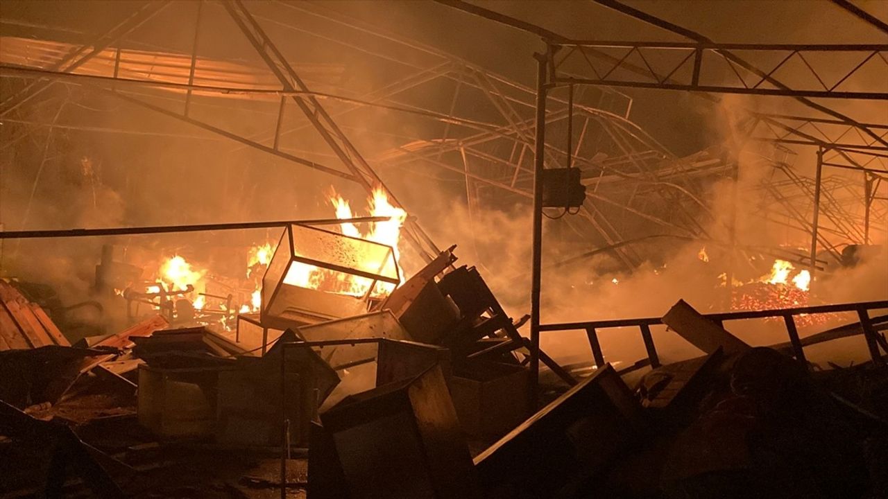 Boş Çiftlik Evinde Yangın Çıktı, İtfaiye Ekipleri Müdahale Etti