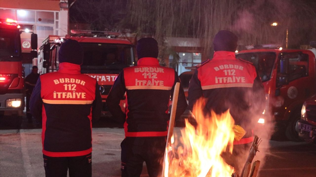 Burdur İtfaiye Ekibi, 6 Şubat Depremlerinde Hayatını Kaybedenleri Andı