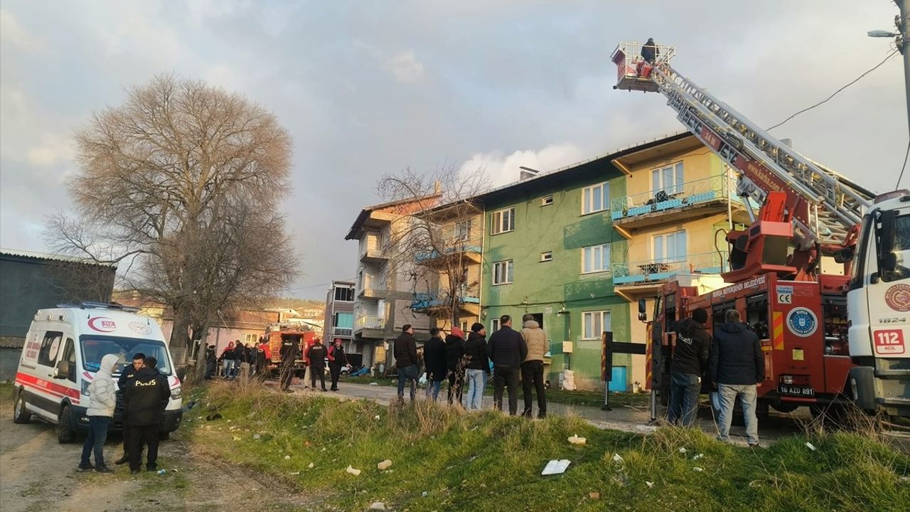 Bursa'da 3 Katlı Binada Yangın Çıktı