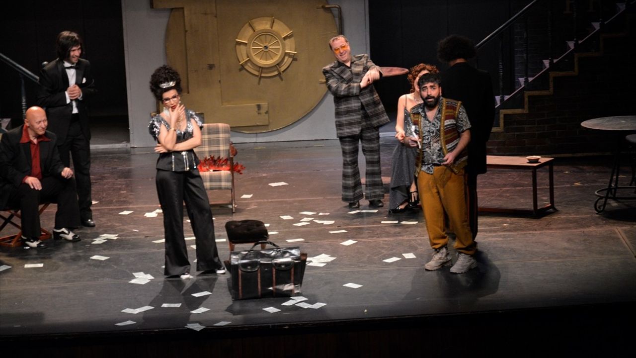 Bursa'da 'Beşinci Frank' Tiyatro Oyunu İzleyiciyle Buluştu