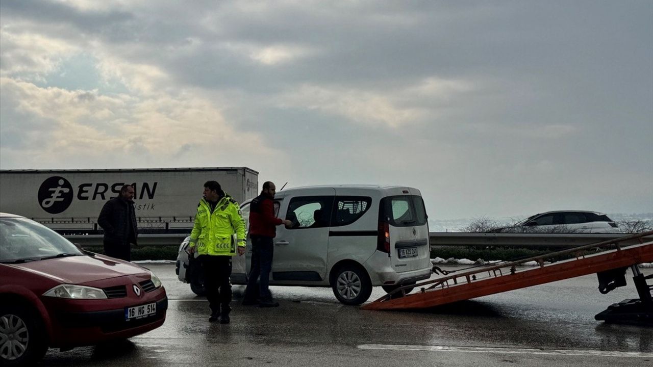 Bursa'da Kar Yağışı Trafik Kazalarına Sebep Oldu