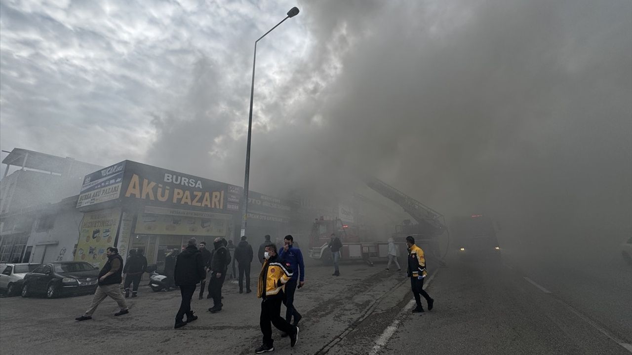 Bursa'da Oto Aksesuar İşletmesinde Yangın Çıktı