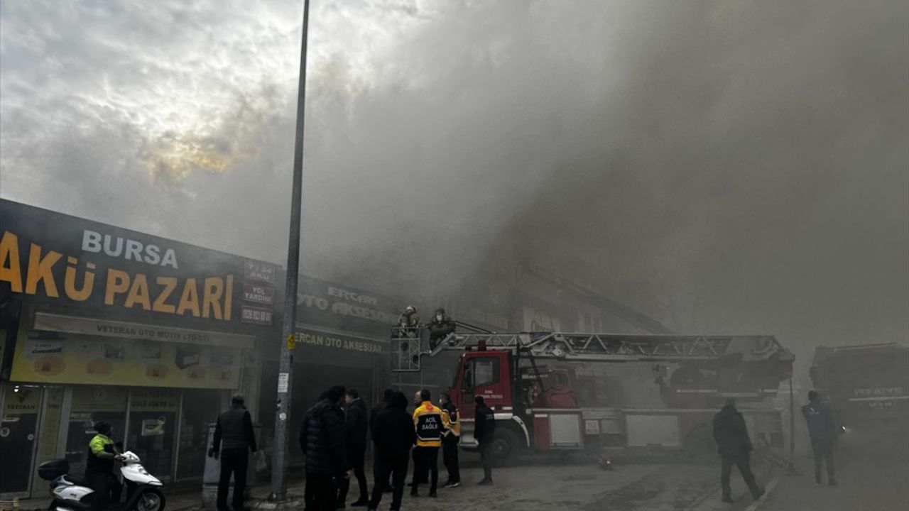 Bursa'da Oto Aksesuar İşletmesinde Yangın Söndürüldü