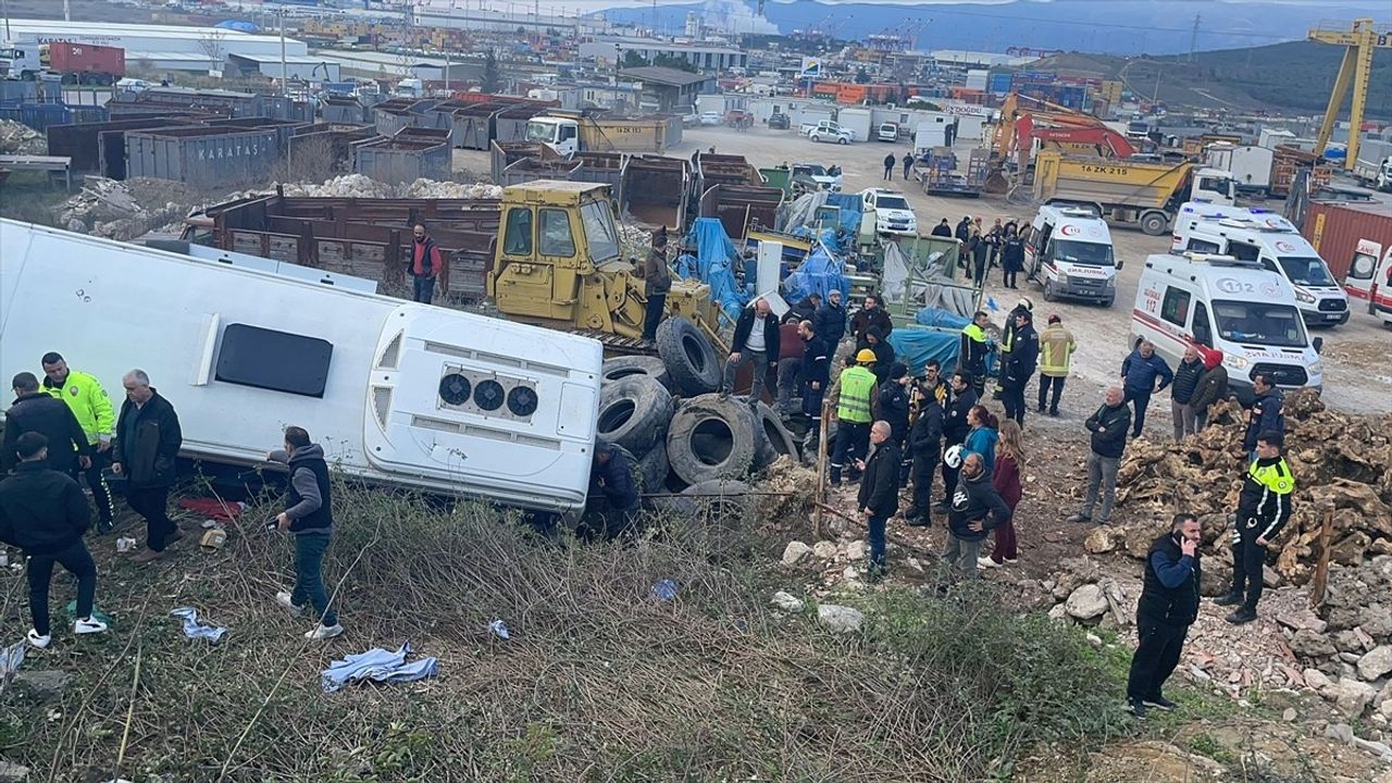 Bursa'da Otobüs Tırla Çarpıştı: 9 Yaralı