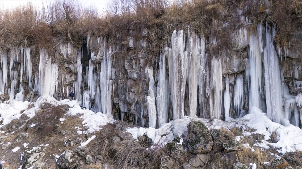 Buz Sarkıtları ile Kaplanmış Koçköprü Kanyonu