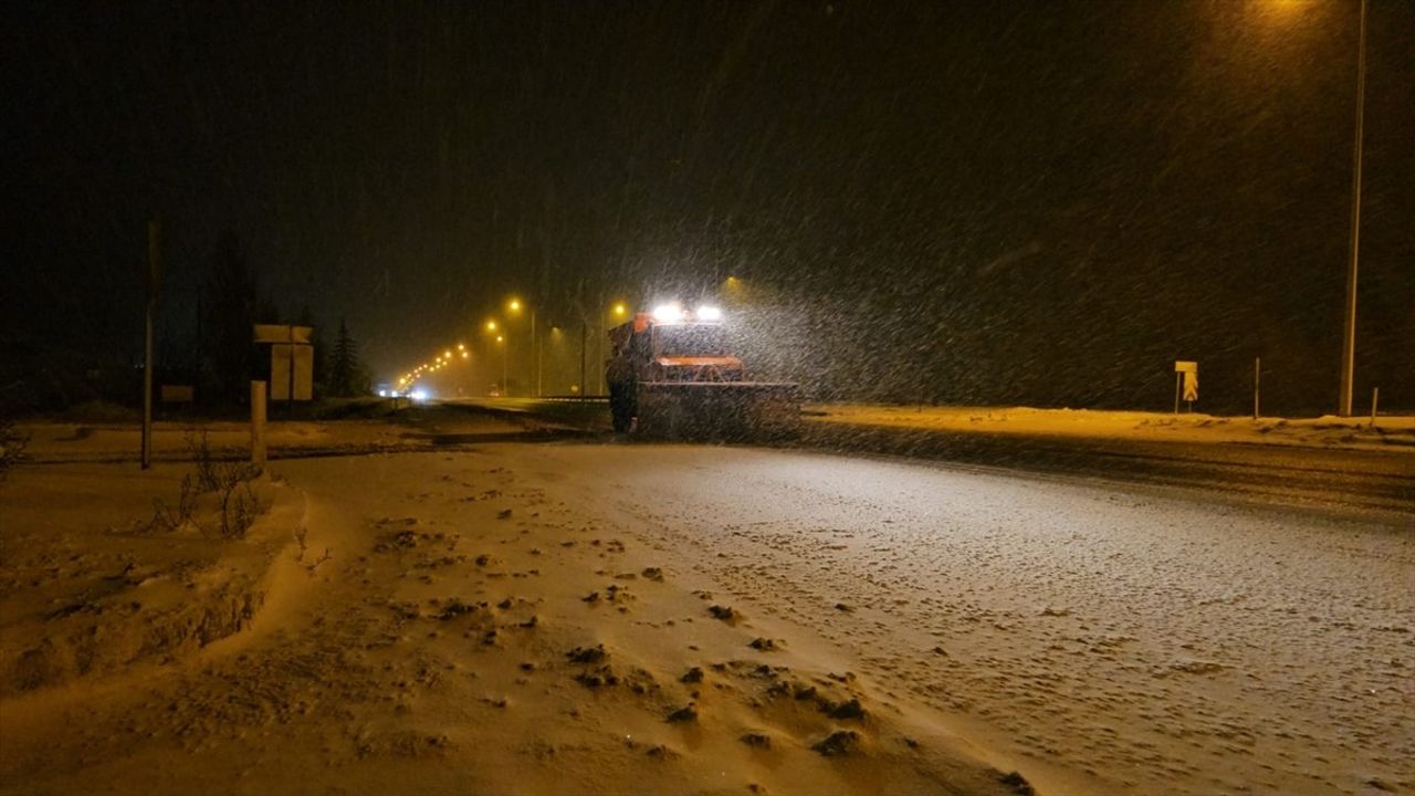 Çorum'da Kar Yağışı Ulaşımı Olumsuz Etkiliyor