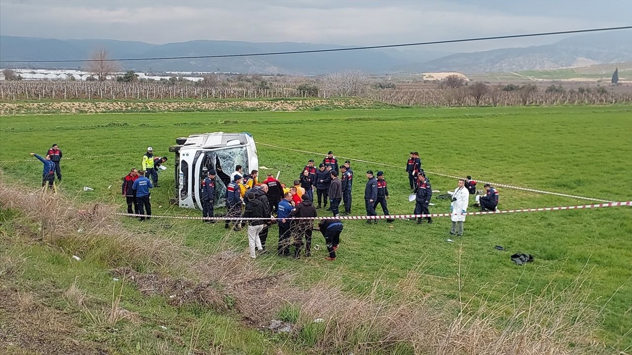 Denizli'de Öğrenci Servisi Devrildi