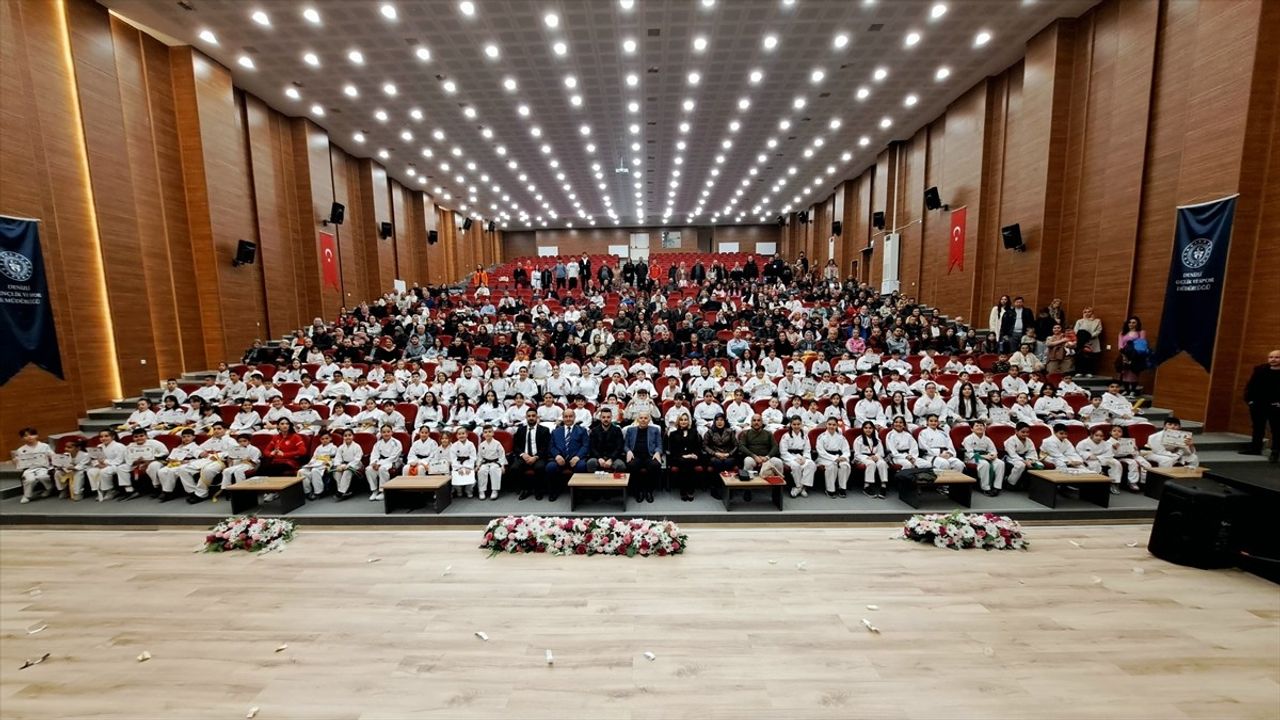 Denizli'de Öğrencilerden Kadına Şiddete Dikkat Çekici Karate Gösterisi