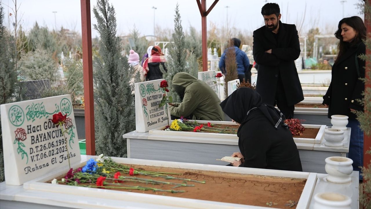 Diyarbakır'da Deprem Mağdurları Mezarlıkta Buluştu