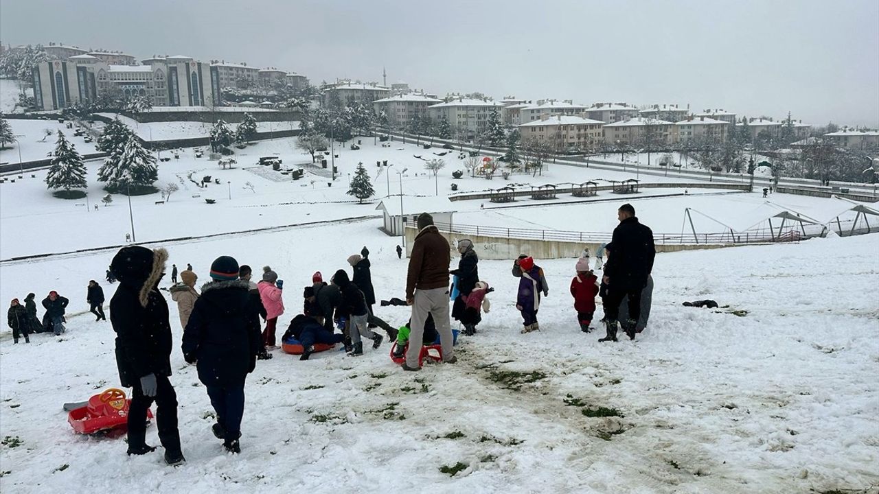 Düzce'de Çocuklar Kar Tatilinin Tadını Çıkarıyor