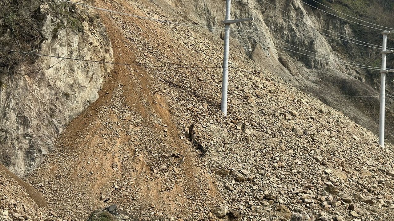 Düzce'de Heyelan Nedeniyle Köy Yolu Kapandı